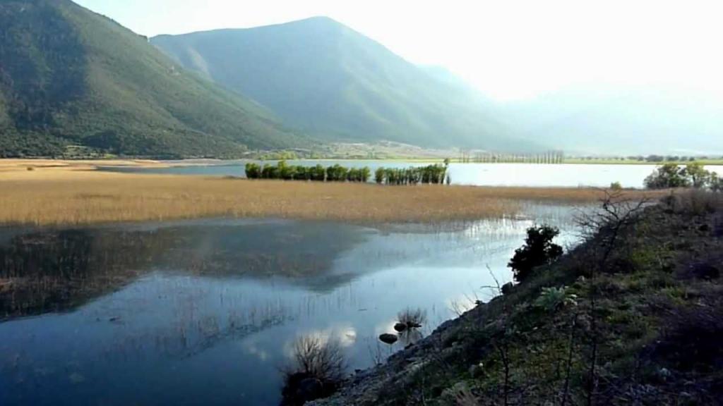 Η λίμνη των μύθων στην Κορινθία που μεγαλώνει την άνοιξη και είναι σκέτη μαγεία