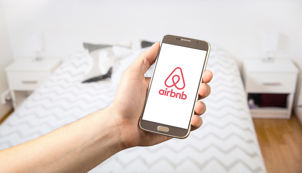 Airbnb: Πώς διασώθηκαν 20.000 ακίνητα στο παρά πέντε