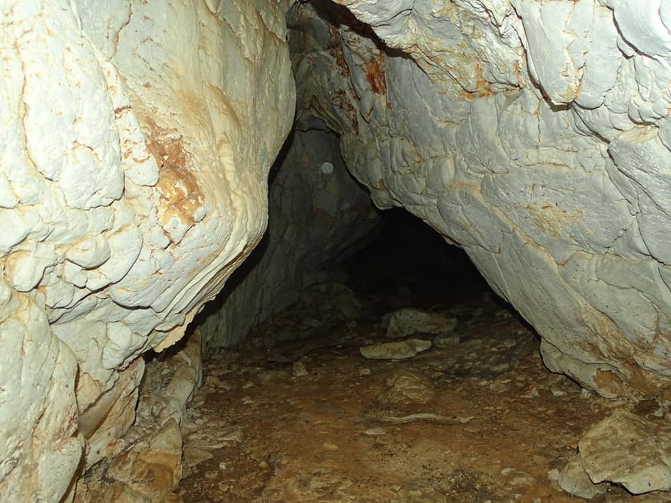 Μοναδικές εικόνες από ένα άγνωστο σπήλαιο κάπου στην Επίδαυρο