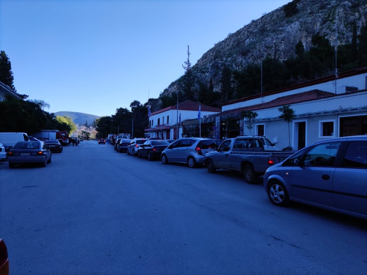 Ναύπλιο: Ανήσυχοι οι κάτοικοι σχηματίζουν ουρές για τα τεστ κορωνοϊού