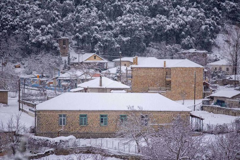 Σχολείο του δήμου Σικυωνίων χιονισμένο