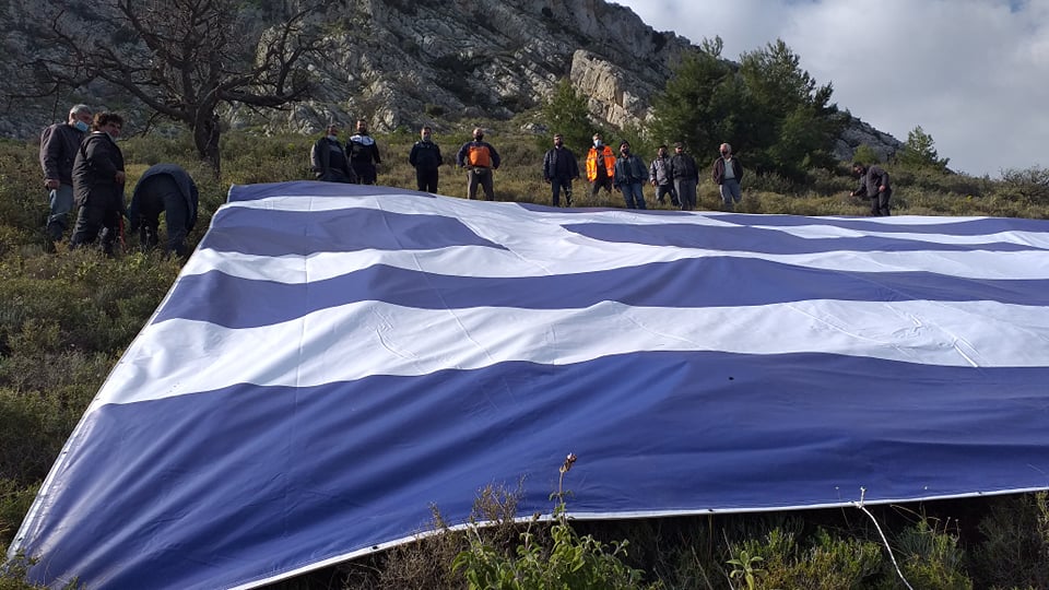 Ακροκόρινθος: Τεράστια σημαία τοποθετήθηκε στους πρόποδές του