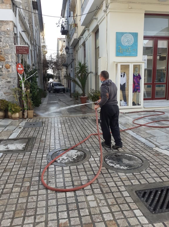 Ναύπλιο: Πλένουν τους δρόμους του lockdown