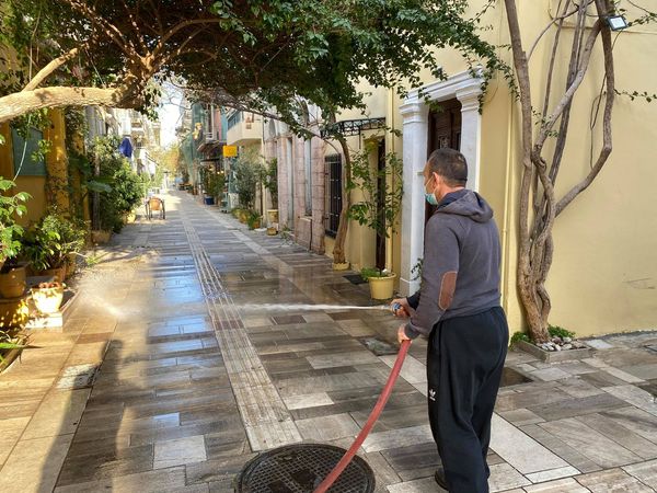 Πλύσιμο δρόμων στην Παλιά Πόλη του Ναυπλίου