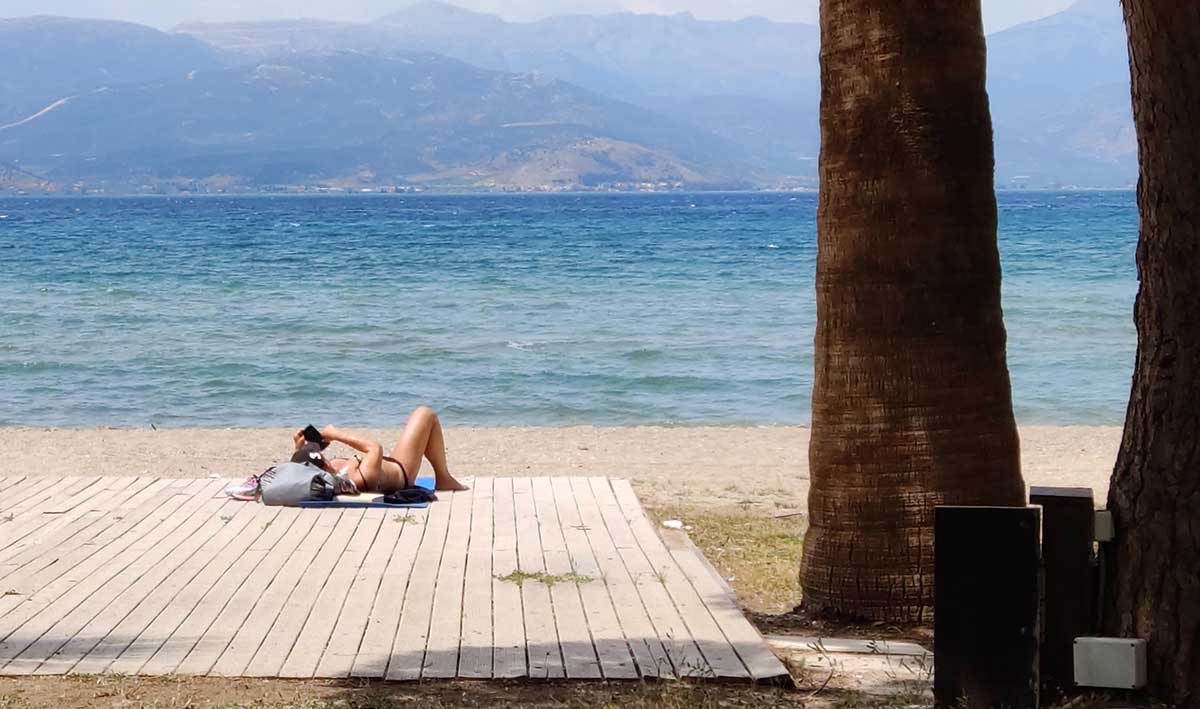 Καραθώνα: Έξαλλοι τουρίστες κράζουν την καλύτερη παραλία του Ναυπλίου