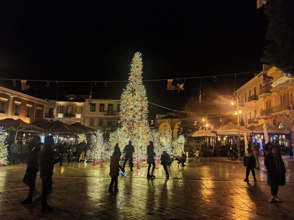 Χριστουγεννιάτικο δέντρο Ναύπλιο φωτισμένο (10)