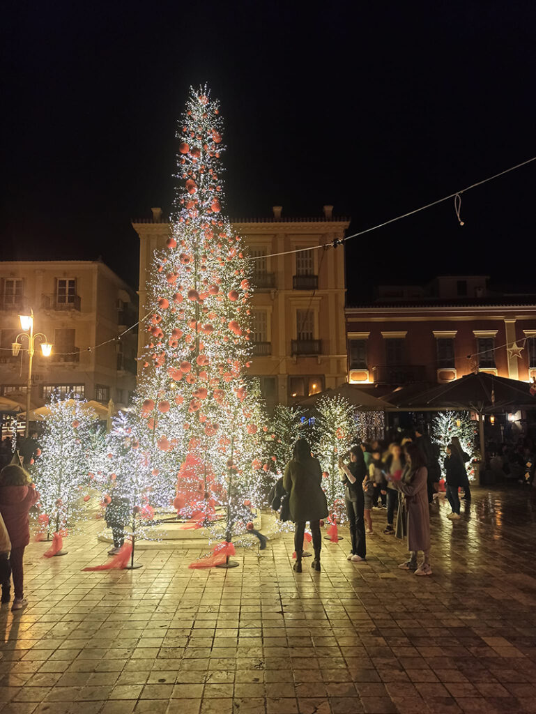 Χριστουγεννιάτικο δέντρο Ναύπλιο φωτισμένο (2)