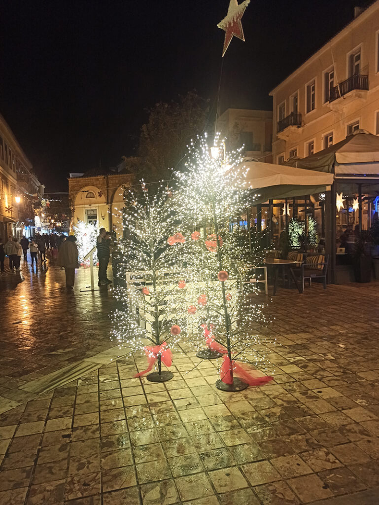 Χριστουγεννιάτικο δέντρο Ναύπλιο φωτισμένο (4)