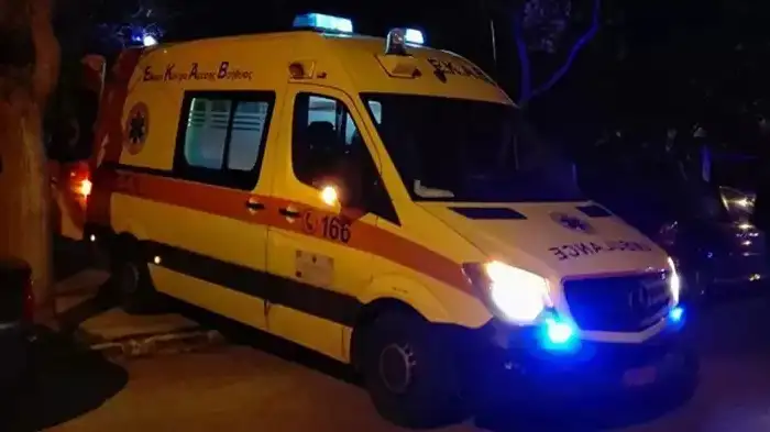 Σοβαρό τροχαίο στην Κορινθία: Αυτοκίνητο παρέσυρε σερβιτόρα που διέσχιζε τον δρόμο