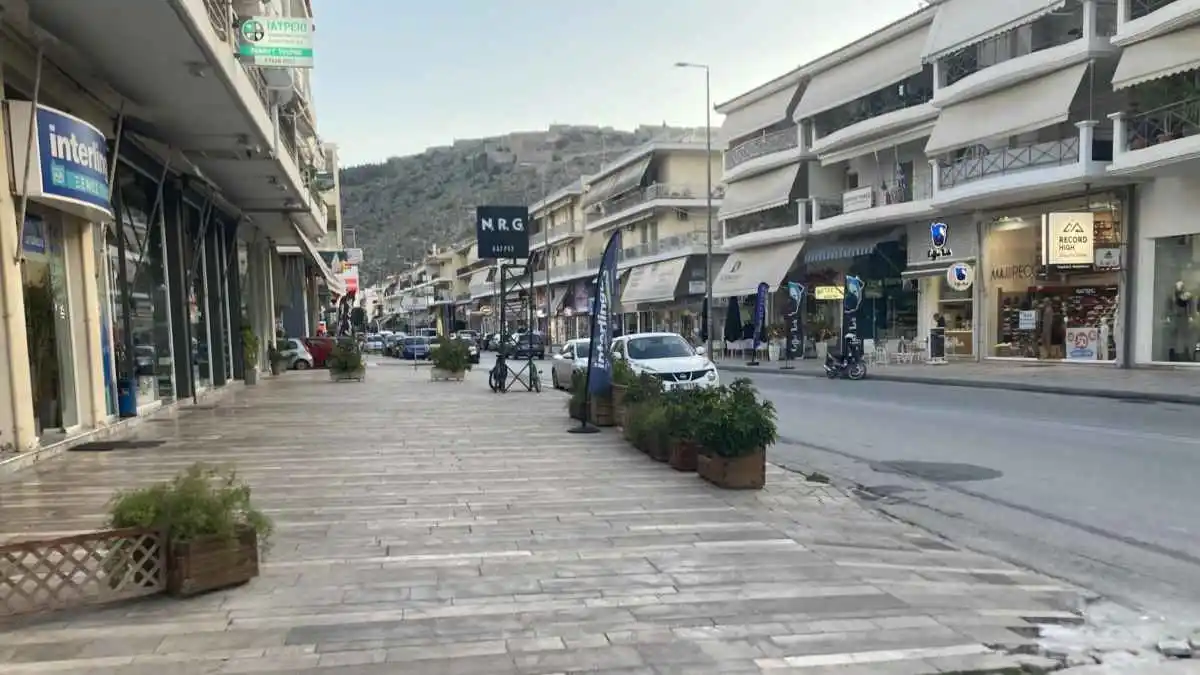 Ναύπλιο: Γιατί ξεράθηκαν τα φυτά στις οδούς Άργους και Σπάρτης