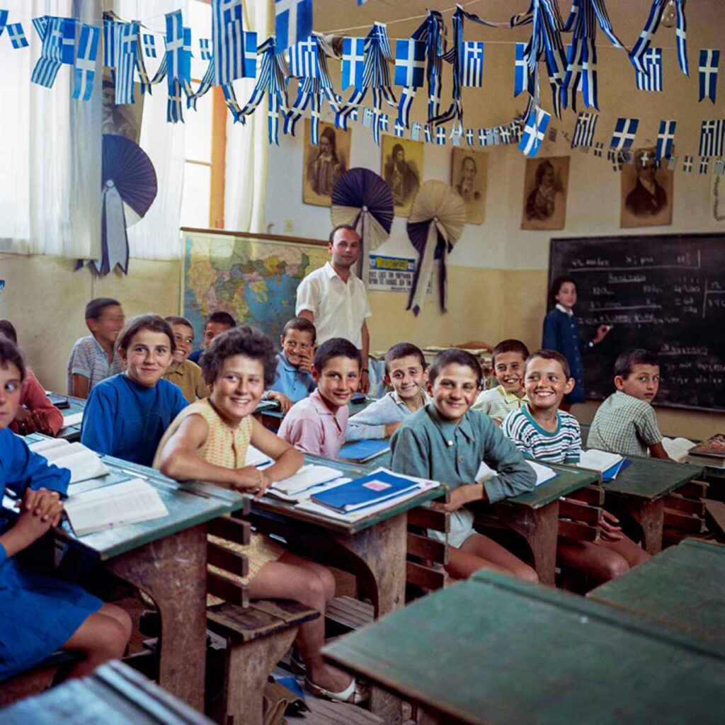 8-Μαθητές σε σχολείο στολισμένο με σημαίες στη Σέριφο