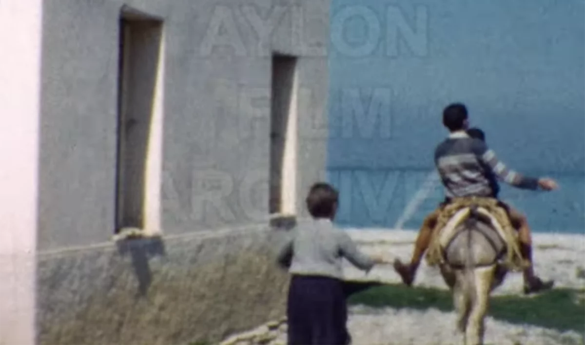 Κορινθία: Βόλτα με γαϊδουράκι δίπλα στη θάλασσα το 1963