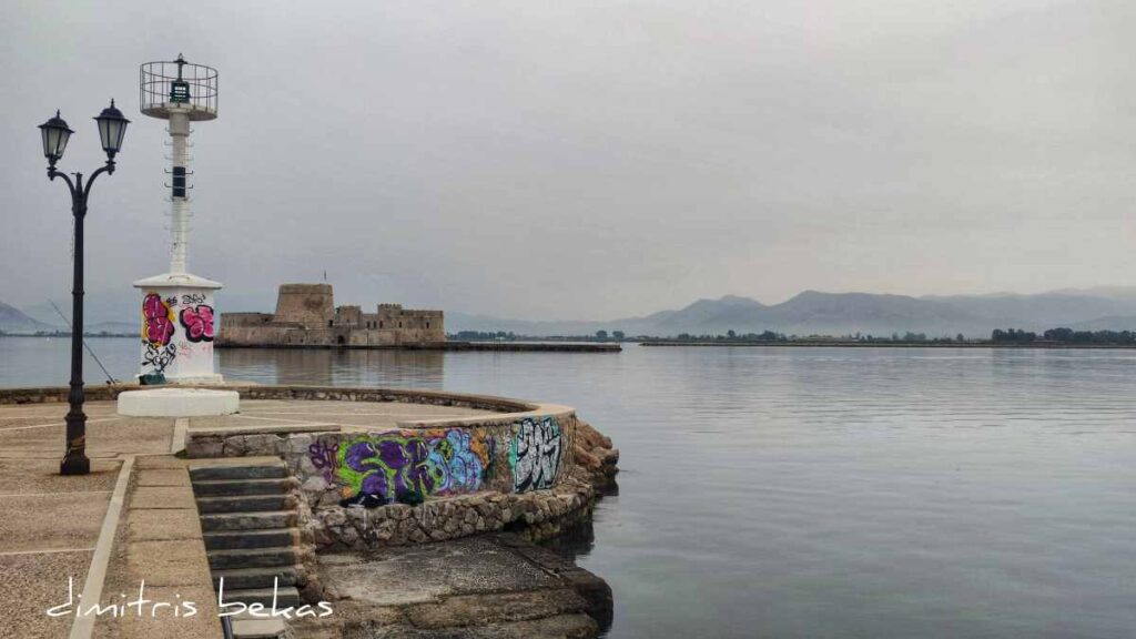 Graffiti σε μνημεία του Ναυπλίου