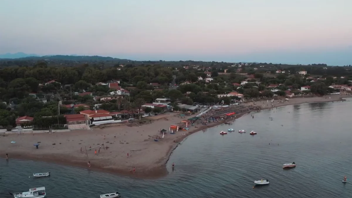 Η εντυπωσιακή παραλία της Πελοποννήσου που μπορεί να φιλοξενήσει 2.000 λουόμενους
