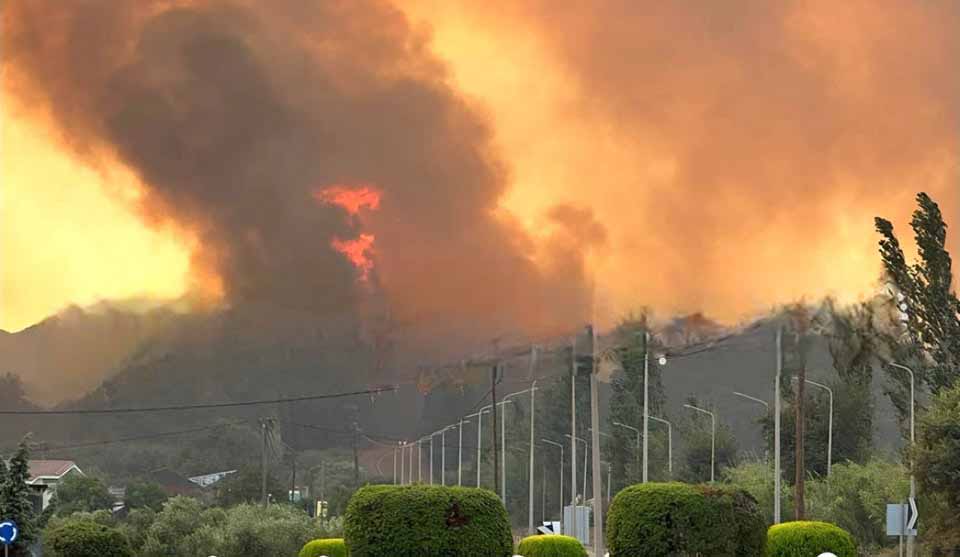Φωτιά στην Ηλεία: Εκκενώνουν συνεχώς χωριά, άνοιξε η Πατρών – Πύργου