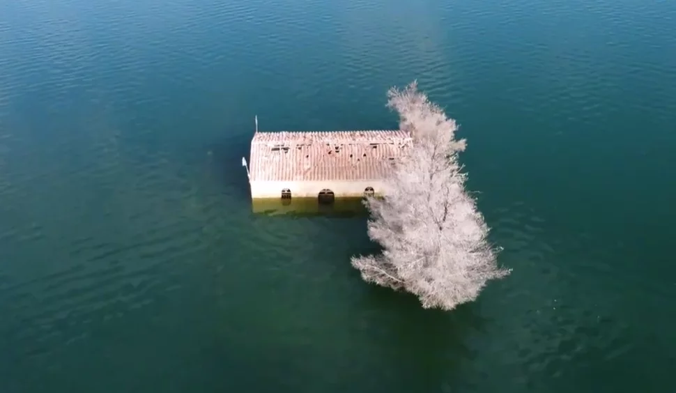 Η νεότατη τεχνητή λίμνη της Πελοποννήσου και το εκκλησάκι που εξαφανίζεται