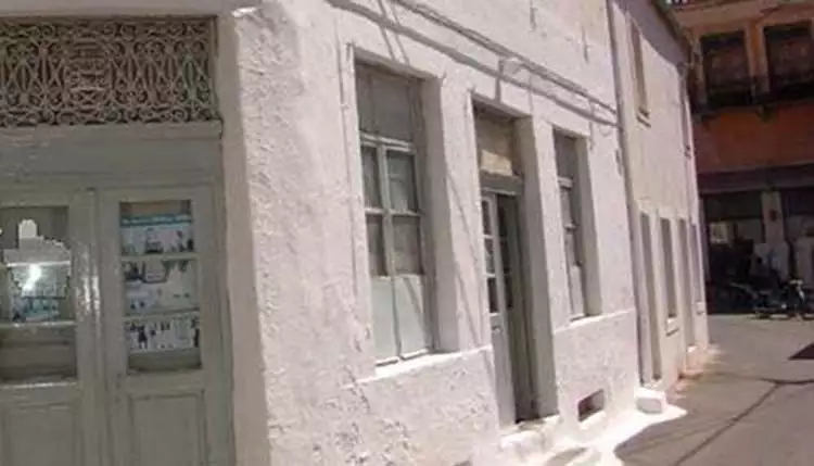 Το παλαιότερο κατάστημα στην Ελλάδα βρίσκεται στο Λεωνίδιο και λειτουργεί από το 1864