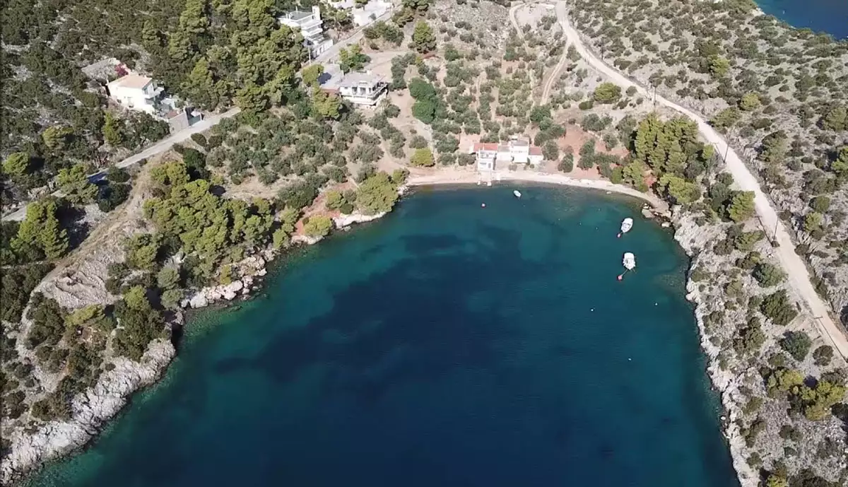Δύο πανέμορφες παραλίες με ήρεμα νερά για εξορμήσεις από Ναύπλιο και Κόρινθο