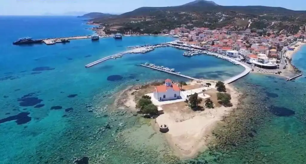 Αυτό το νησιωτικό λιμανάκι της Πελοποννήσου θα σε γοητεύσει