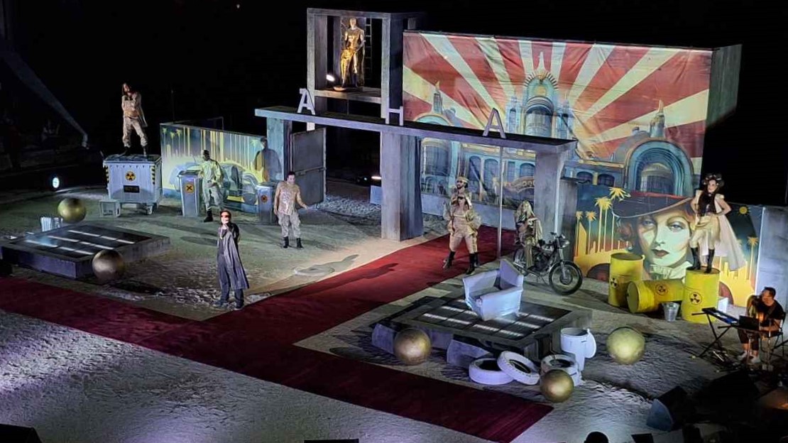 Αριστοφανικός “Πλούτος” στο Αρχαίο Θέατρο Επιδαύρου: Καταχειροκροτήθηκε το ΚΘΒΕ υπό την καθοδήγηση του Κακλέα