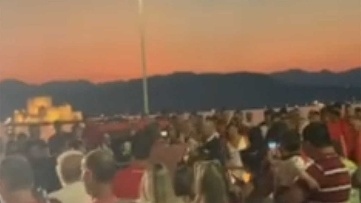 Γαμπρός και νύφη… προσκυνούν τις Ευρωκούπες του «Θρύλου» στο Ναύπλιο (Βίντεο)
