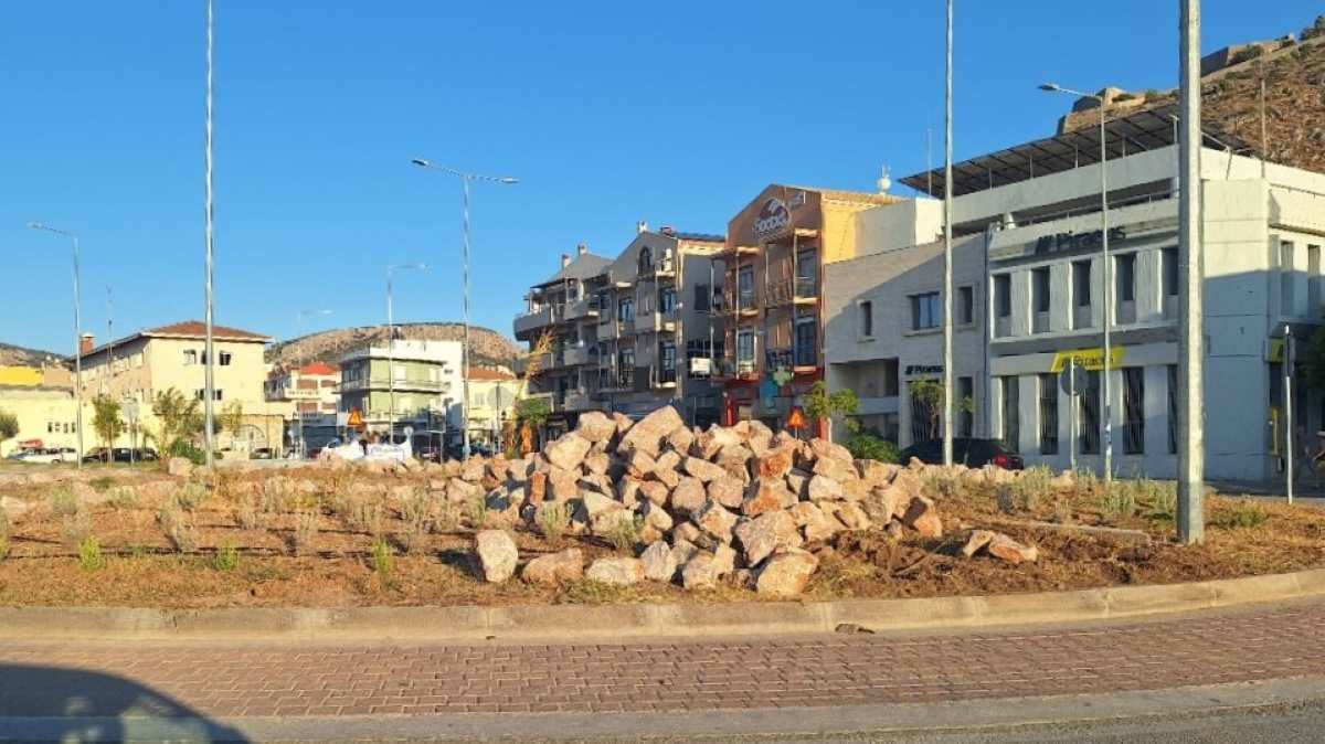 Ναύπλιο: Η Εφορεία Αρχαιοτήτων σταμάτησε τον κόμβο του λιμανιού – Τί απαντά ο δήμος για τις πέτρες
