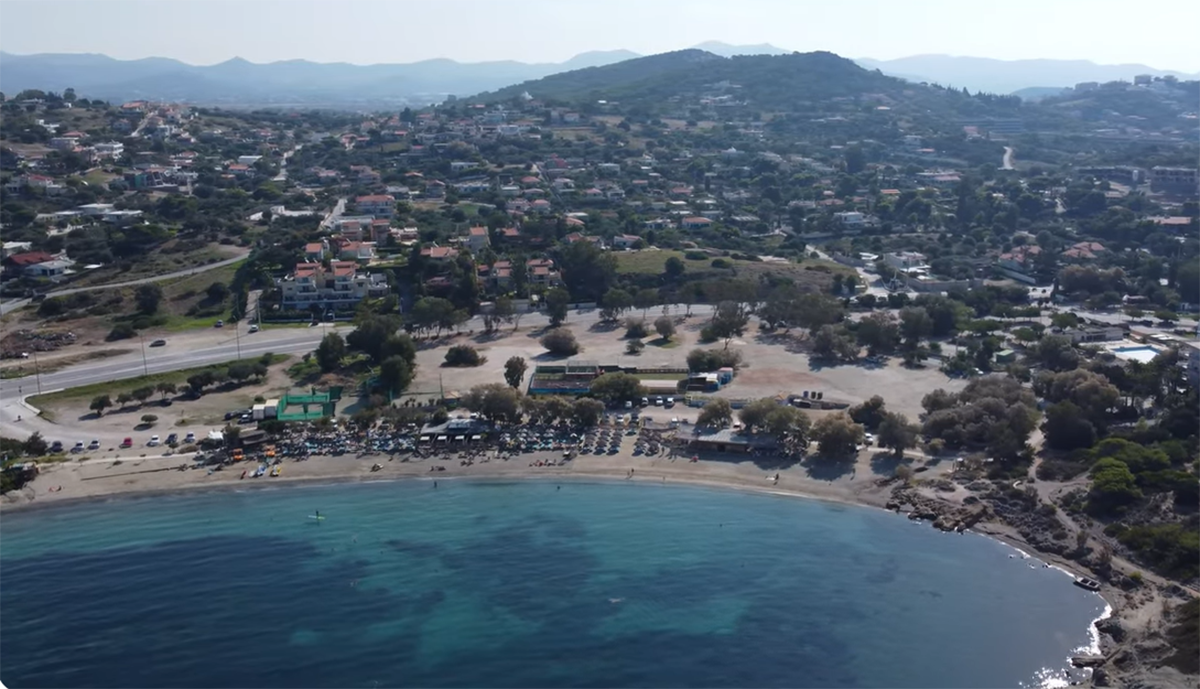 Μια οργανωμένη παραλία με ένα… μαύρο λιθάρι (Βίντεο)