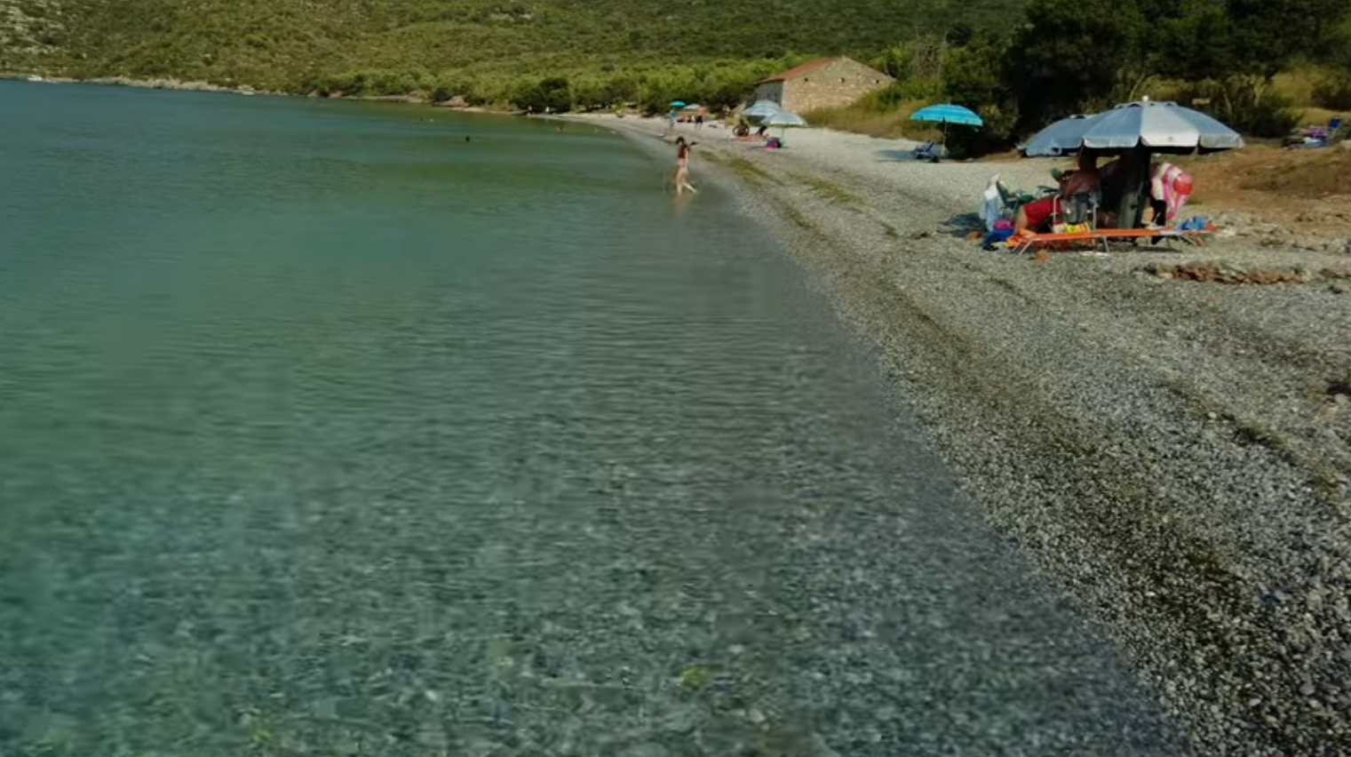 Άγιος Γεώργιος: Η ήσυχη παραλία στα Πούλιθρα που δεν ήξερες ότι υπάρχει