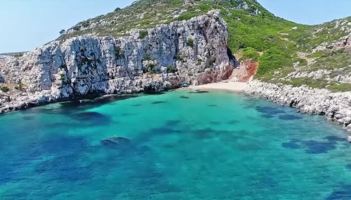 Το νησάκι της Μεσσηνίας σε σχήμα κροκόδειλου με το ναυάγιο και την εξωτική παραλία