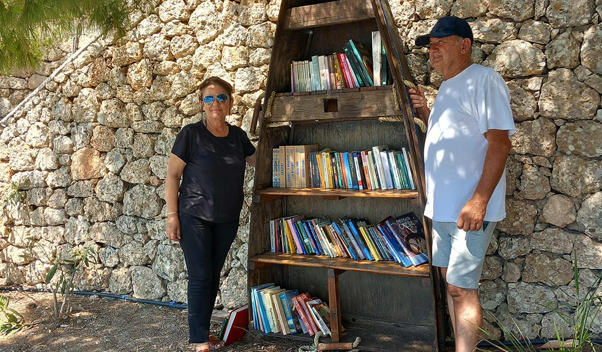 Μια βάρκα γεμάτη βιβλία στο Πόρτο Χέλι