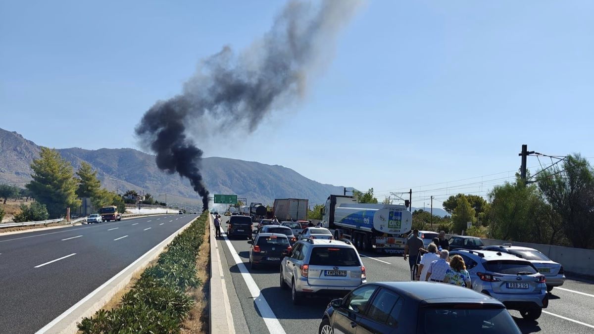 Μεγάλη φωτιά και κυκλοφοριακό χάος στην Εθνική Οδό – Ανετράπη βυτιοφόρο στην Κινέτα