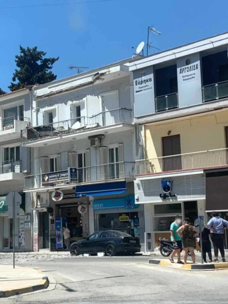 Μπαλκόνι έπεσε σε αυτοκίνητο στο Ναύπλιο