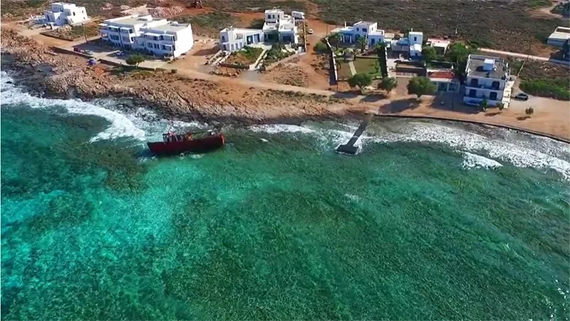 Το βασικό λιμάνι στα Κύθηρα με το μισοβυθισμένο Ρωσικό ναυάγιο