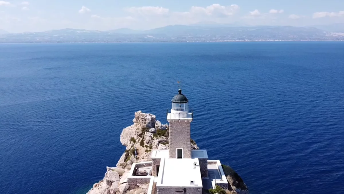 Μελαγκάβι: Ο πέτρινος φάρος του Κορινθιακού όπως δεν τον έχεις ξαναδεί