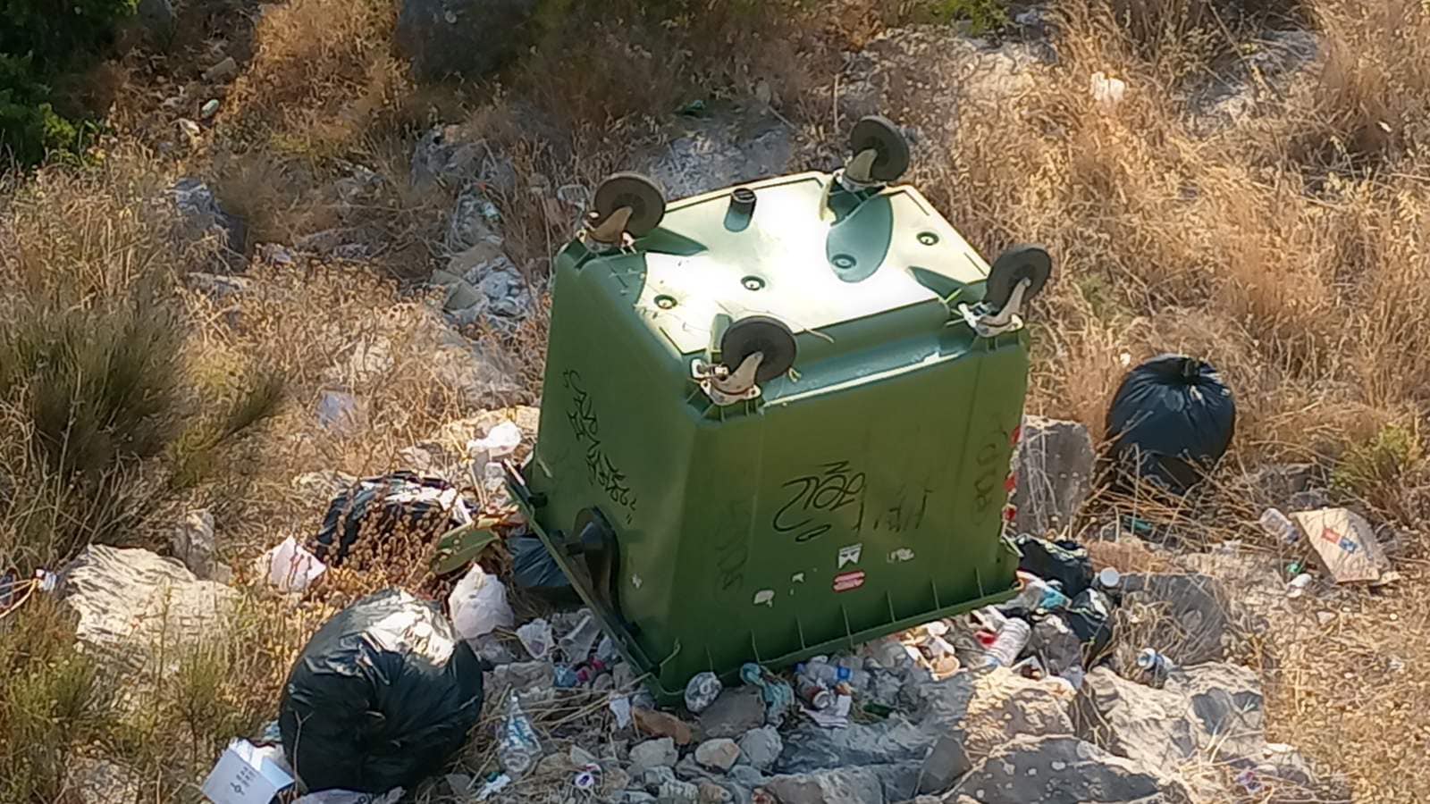 Ναύπλιο: Βέβηλοι στο Παλαμήδι – Πέταξαν στον γκρεμό κάδο γεμάτο σκουπίδια