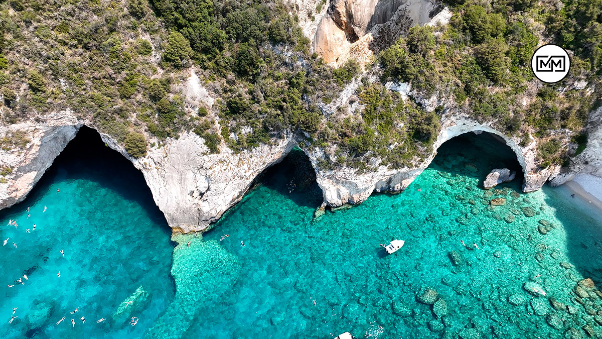 Μια παραλία όνειρο και τρεις γαλάζιες σπηλιές που επικοινωνούν μεταξύ τους