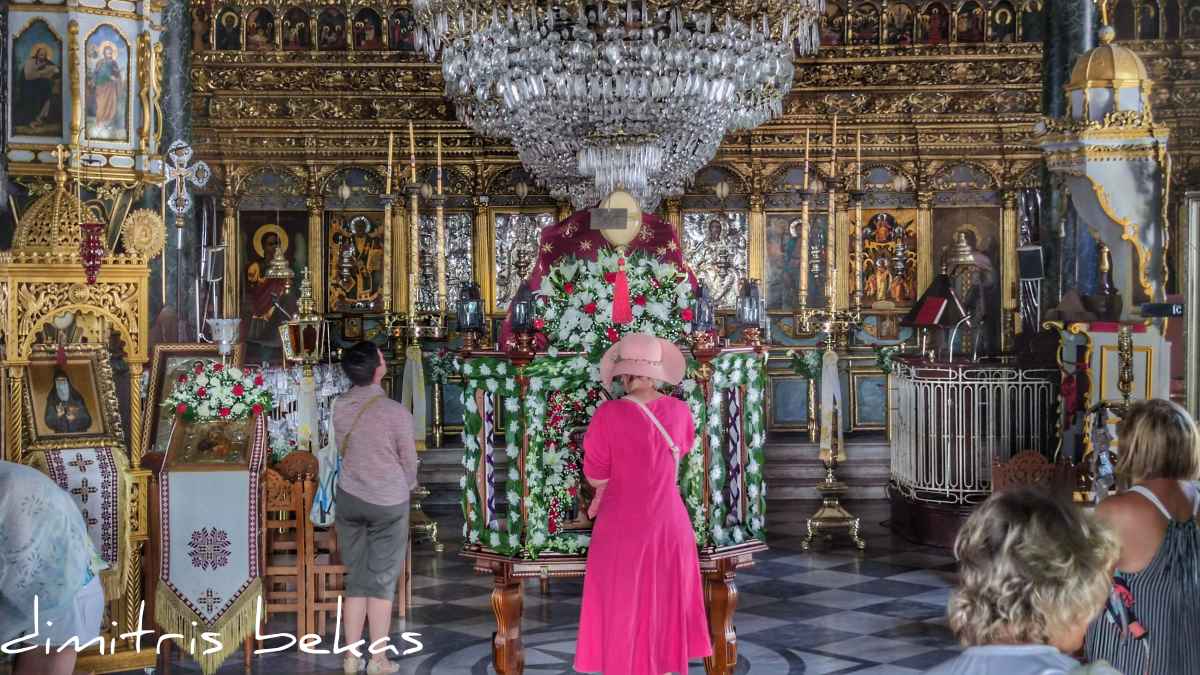 Πάσχα του Καλοκαιριού στο Ναύπλιο: Ο εντυπωσιακός στολισμός του Επιταφίου της Παναγίας για τον Δεκαπενταύγουστο