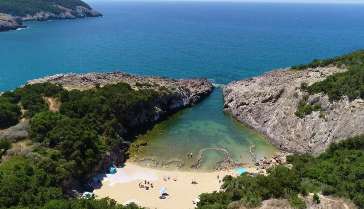 Μία άγνωστη αμμώδης παραλία της Μεσσηνίας που μοιάζει με γλώσσα