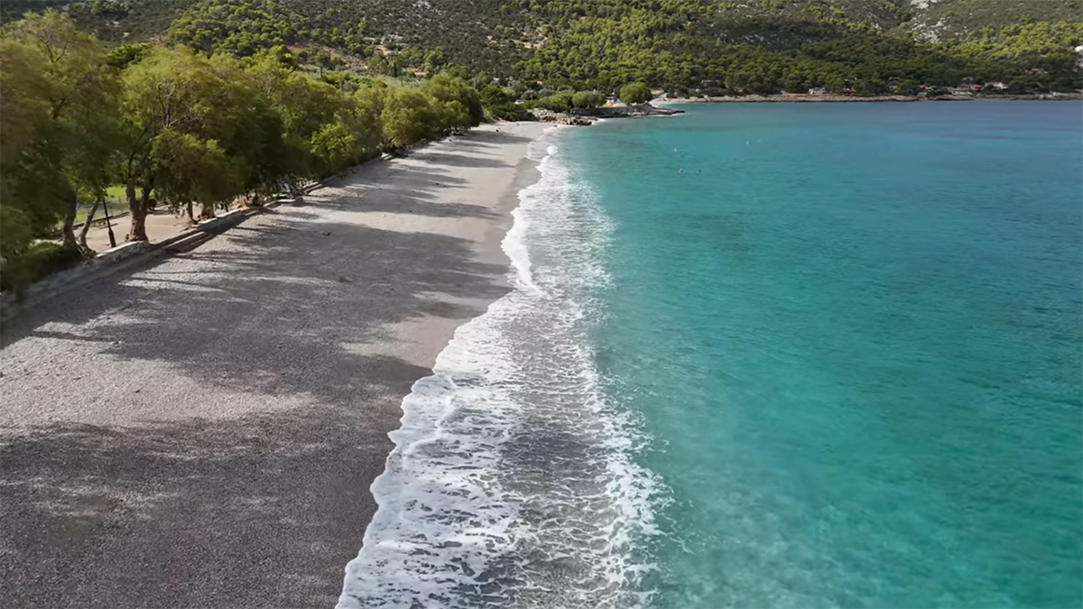 Η πολυσύχναστη παραλία του Κορινθιακού με τους απάνεμους όρμους