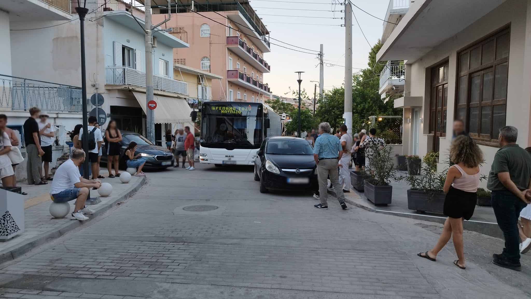 Κυκλοφοριακό έμφραγμα στο Τολό – Παρκαρισμένο ΙΧ μπλόκαρε λεωφορείο