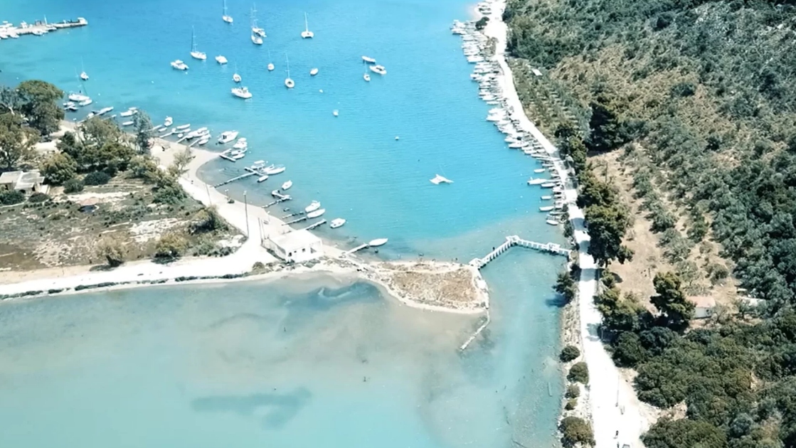 Το ήσυχο λιμανάκι της Αργολίδας με τα απίστευτα γαλαζοπράσινα νερά