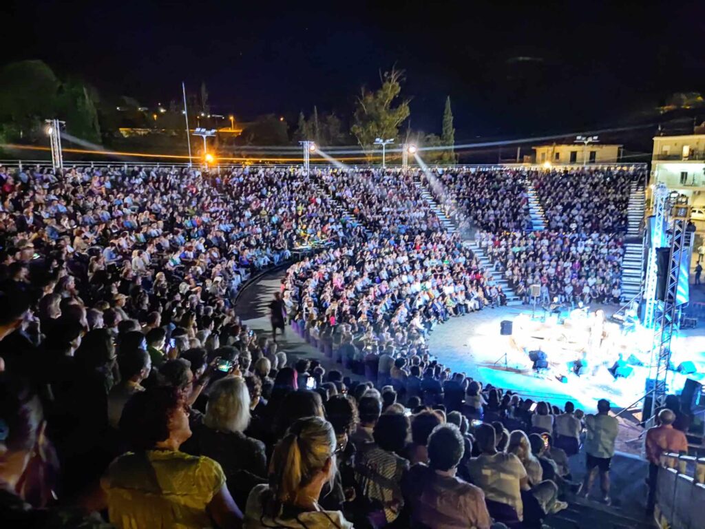 Λαμπρή τελετή εγκαινίων του Ανοιχτού Θεάτρου Καλαμάτας – Συγκλονιστική η συναυλία με τον Σταύρο Ξαρχάκο