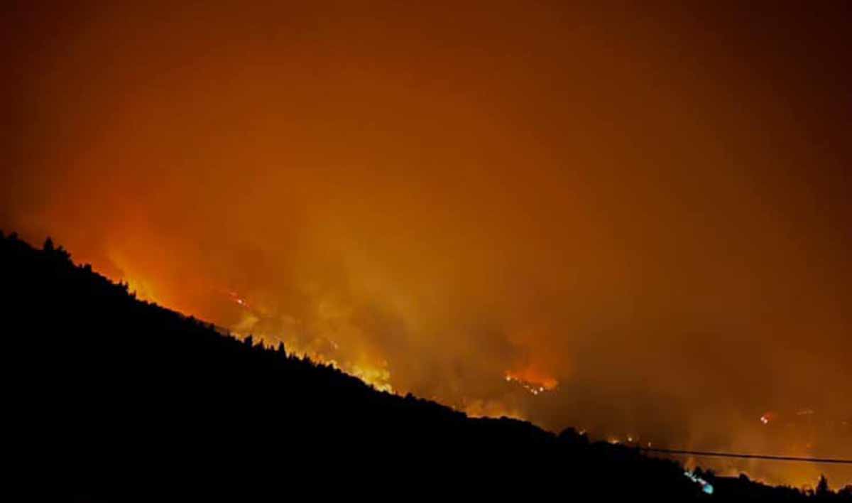 Φωτιά στο Ξυλόκαστρο: Κάηκαν σπίτια, έκλεισε η Κορίνθου – Πατρών (Βίντεο)