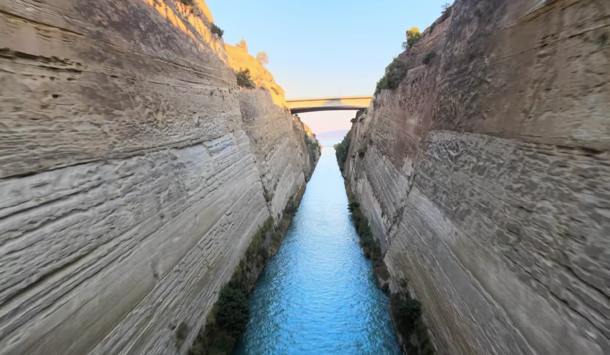 Πετώντας μέσα από τον Ισθμό της Κορίνθου