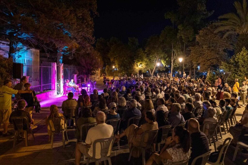 Εκδήλωση για το Φεστιβάλ Ακροναυπλίας έξω από το σπίτι του Καρούζου στο Ναύπλιο