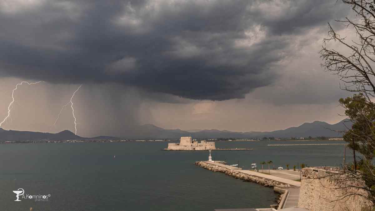 Καταιγίδες και κεραυνοί στο Ναύπλιο και το Τολό – Φωτορεπορτάζ από τον Θάνο Κομνηνό