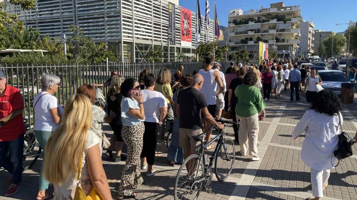 Ουρά για δωρεάν εισητήρια συναυλίας Ξαρχάκου Καλαμάτα