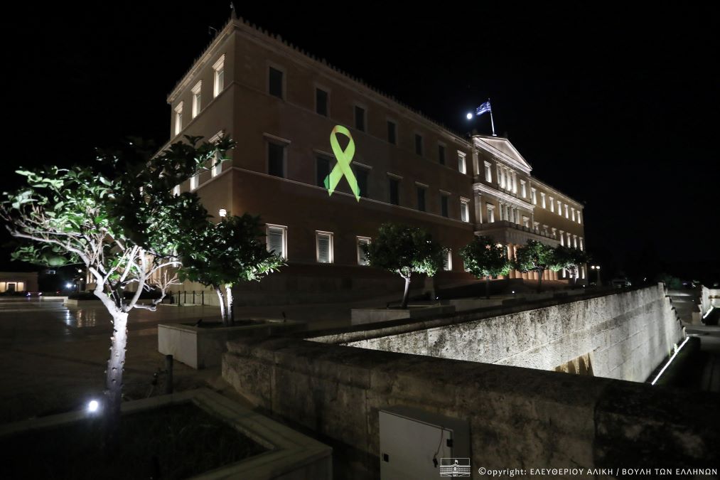 Με τη “χρυσή κορδέλα” φωταγωγήθηκε η Βουλή