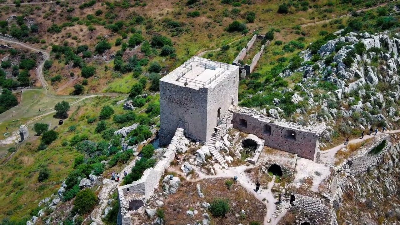 Ακροκόρινθος: Στέκει αγέρωχος με το παλαιότερο κάστρο της Ελλάδας στην κορυφή