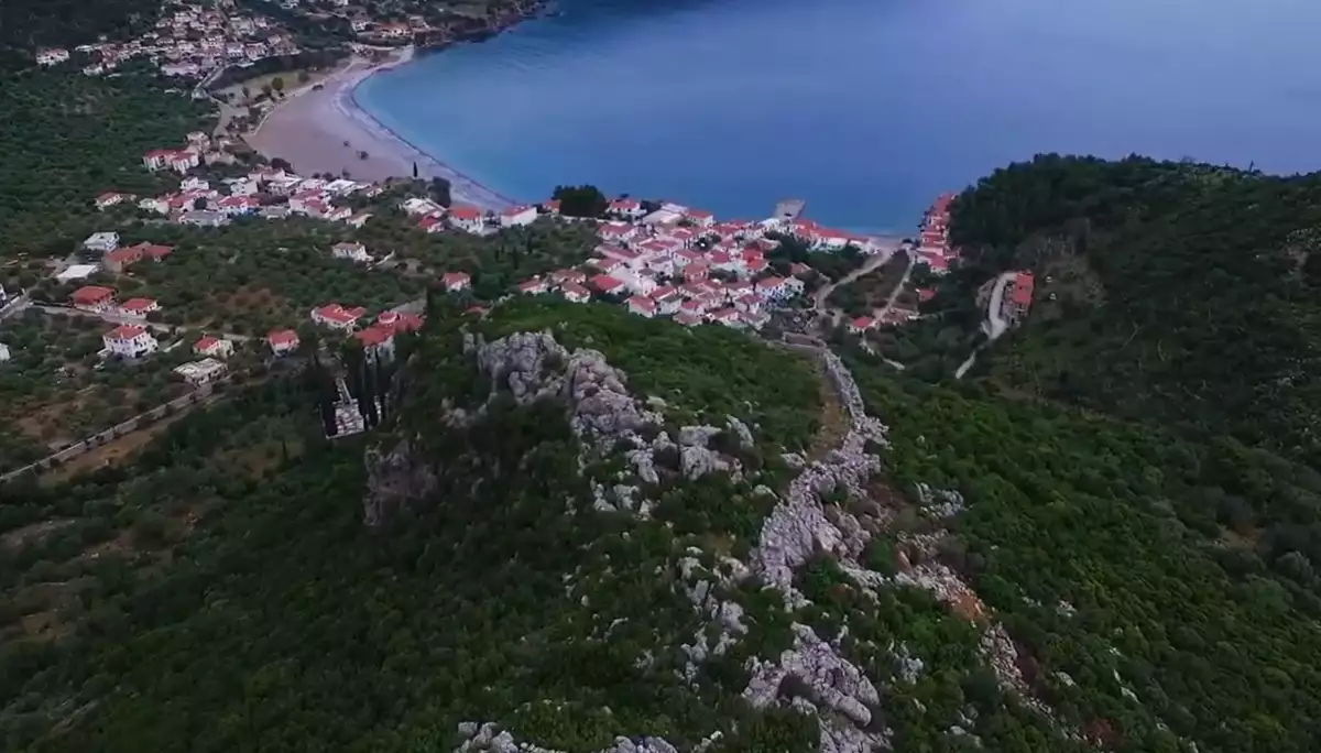 Το κάστρο της Λακωνίας με την καταπληκτική θέα που κανείς δεν ξέρει πώς ξεφύτρωσε